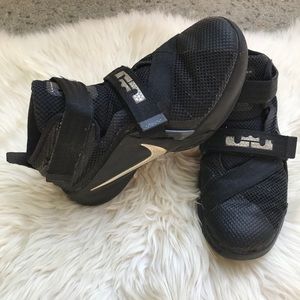 Nike LeBron Soldier Basketball Shoes Youth Size 13 Black Strap Sneakers